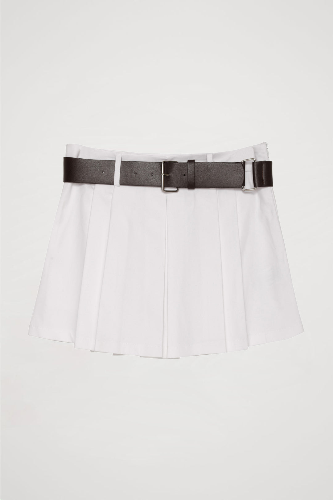 İçi Şortlu Kemer Aksesuarlı Pileli Mini Etek Beyaz