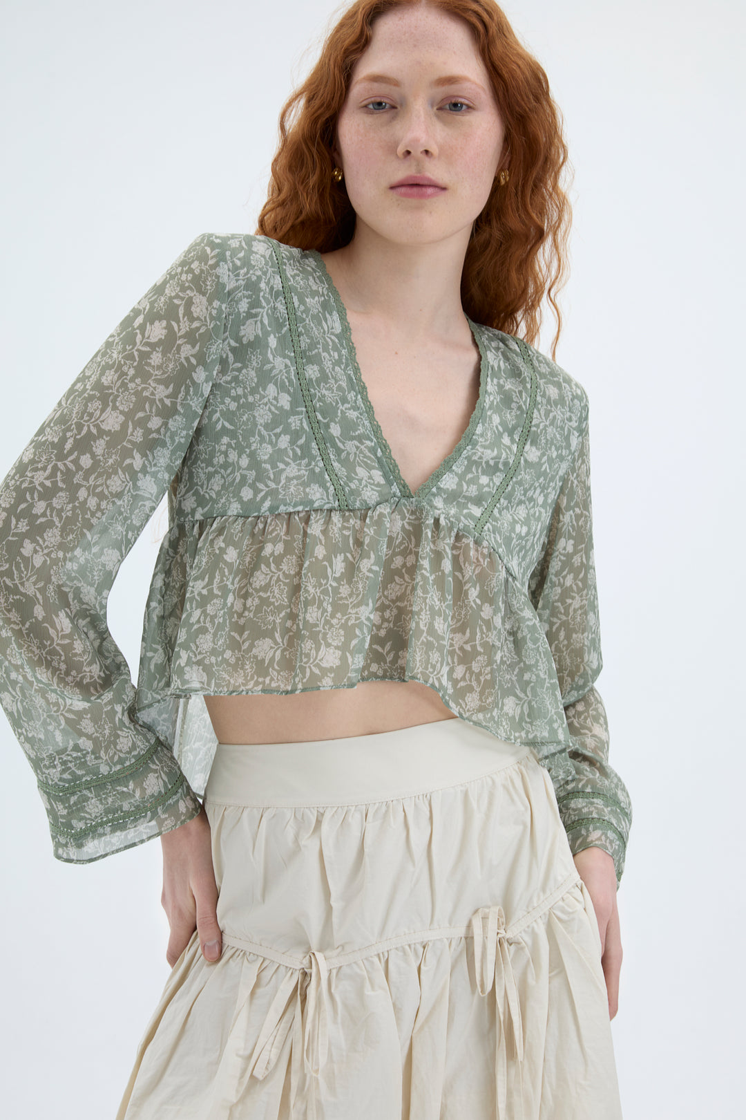 V Yaka Çiçek Desenli Fırfırlı Şifon Bluz Mint
