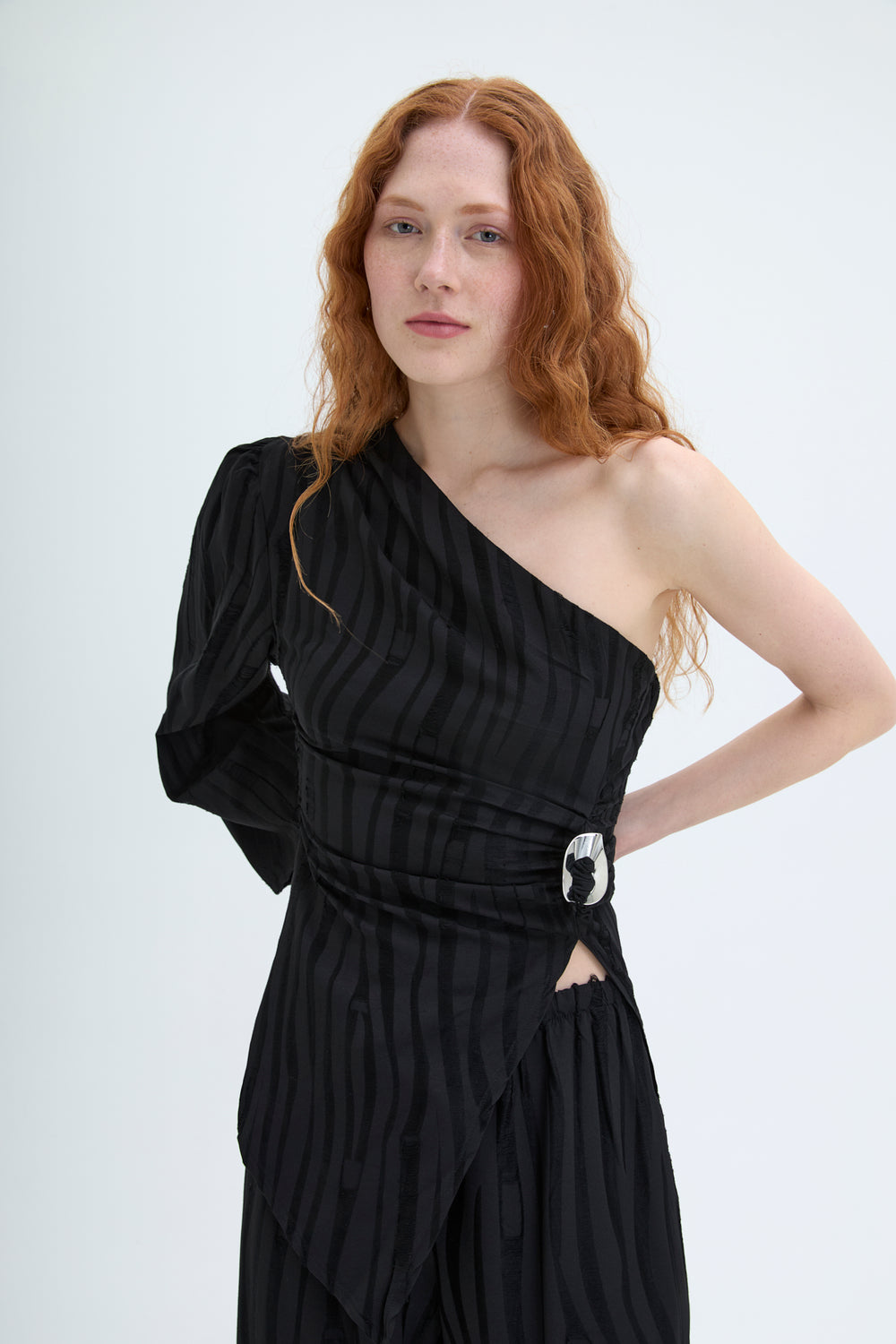 Toka Aksesuarlı Tek Omuz Asimetrik Bluz Siyah