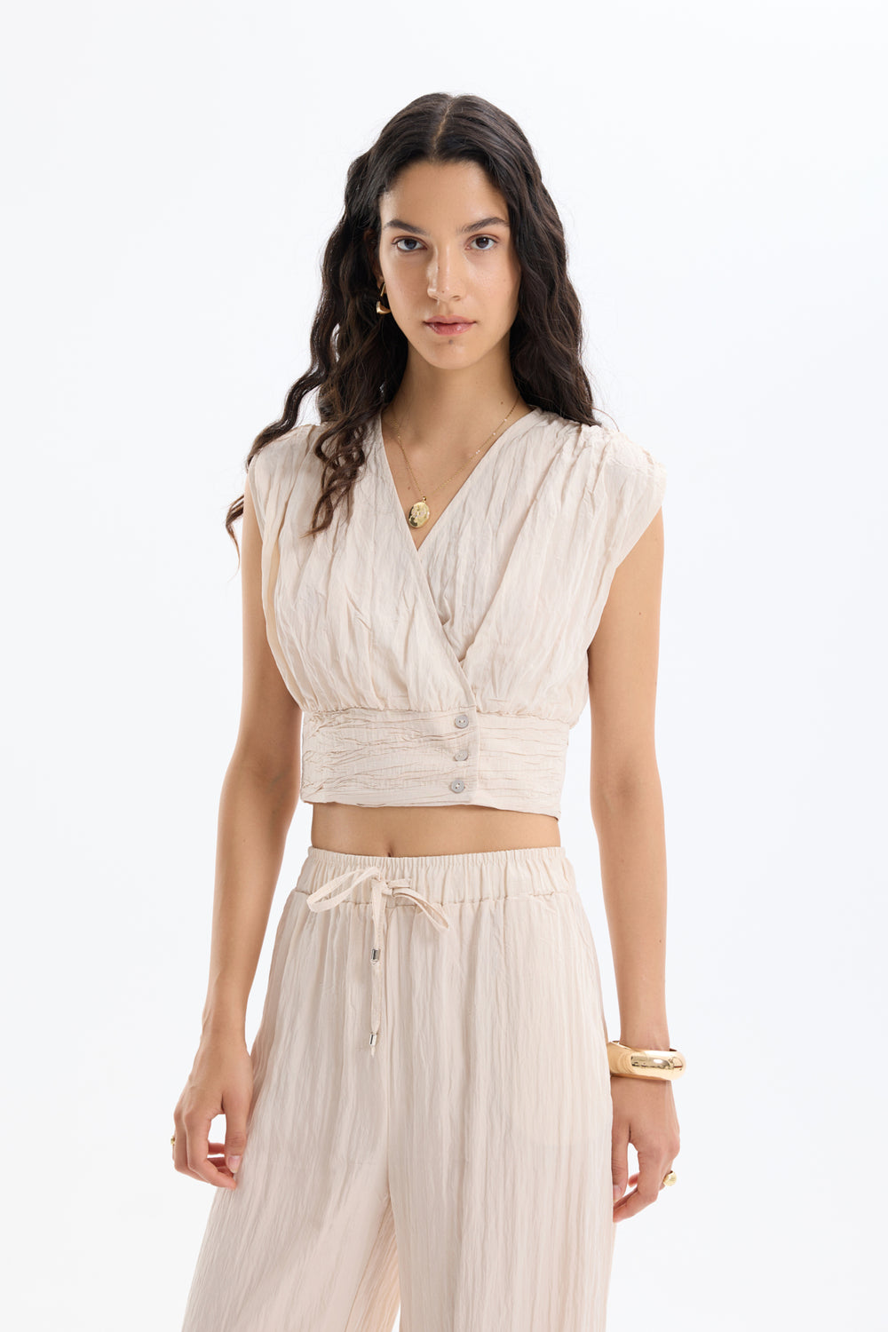 Kırışık Görünümlü Kolsuz Düğmeli Bluz Bej