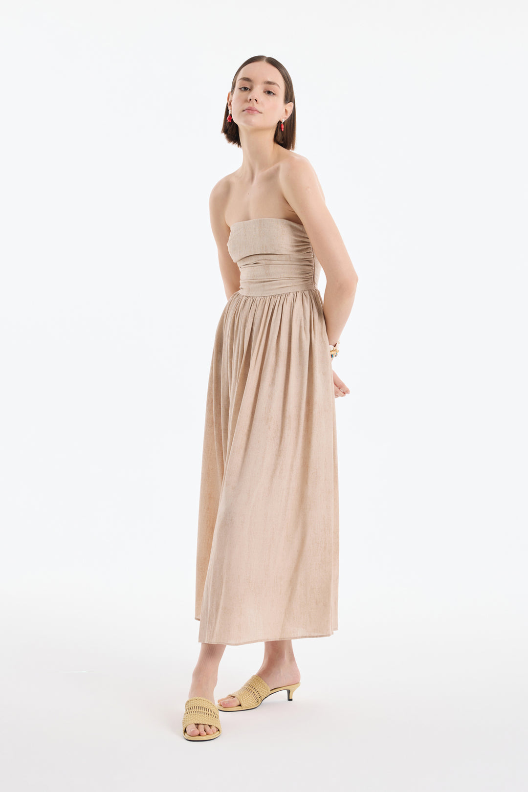 Drape Detaylı Pileli Straplez Midi Elbise Bej