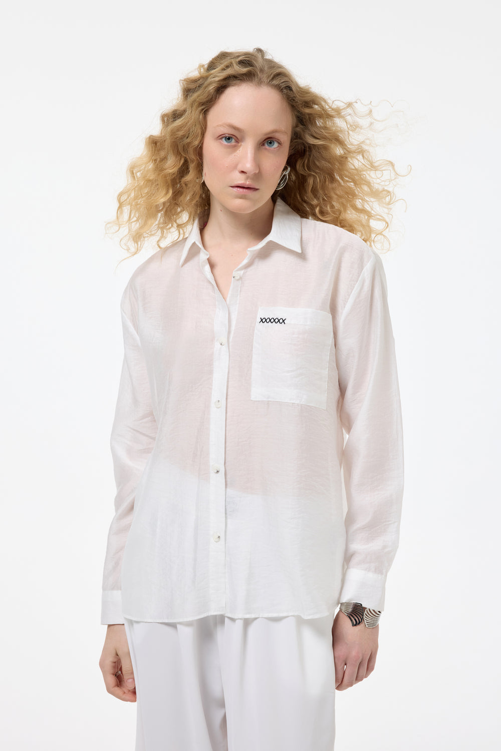 Sırtı Pencere Detaylı Nakışlı Gömlek Ekru