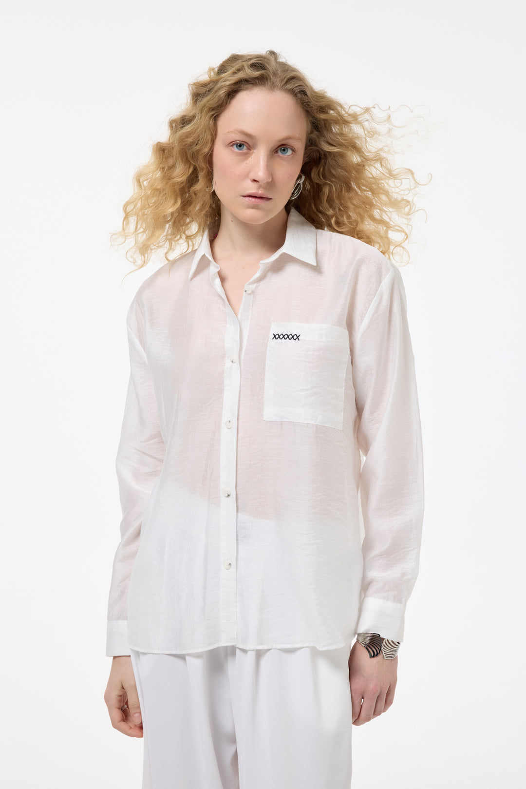 Sırtı Pencere Detaylı Nakışlı Gömlek Ekru