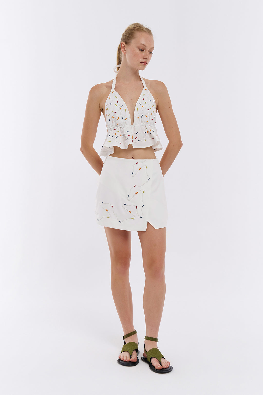 Renkli Nakış Detaylı Boyundan Bağlamalı Bluz Ekru