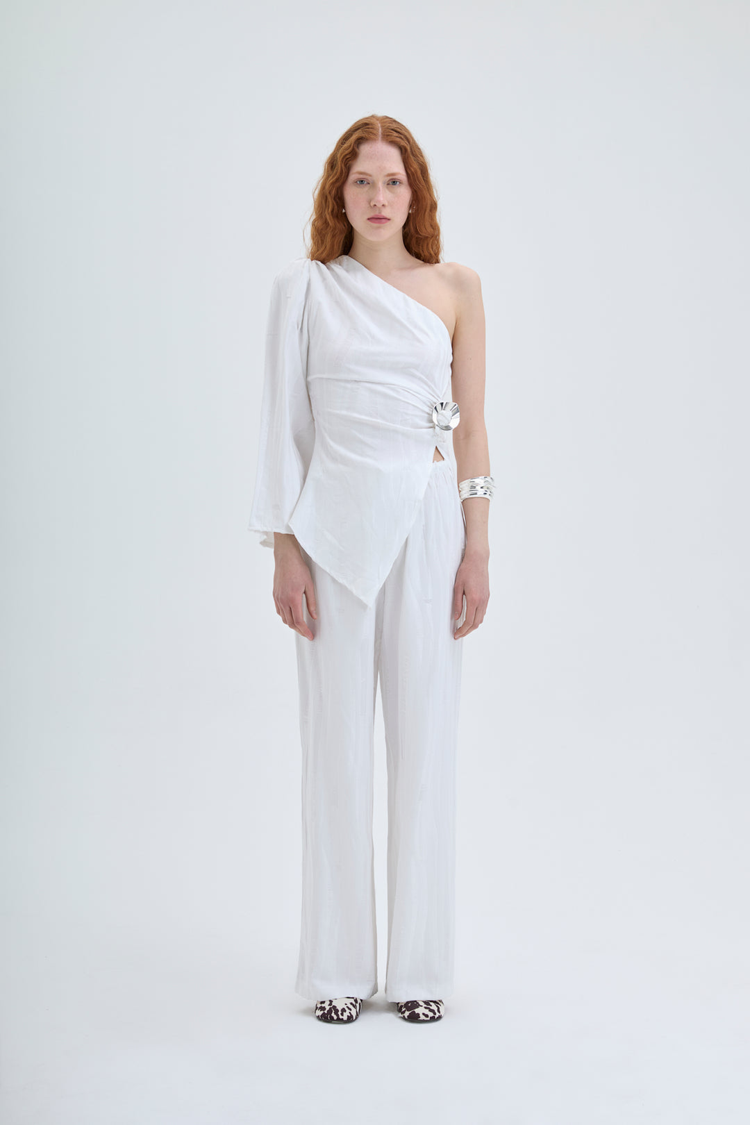 Toka Aksesuarlı Tek Omuz Asimetrik Bluz Ekru