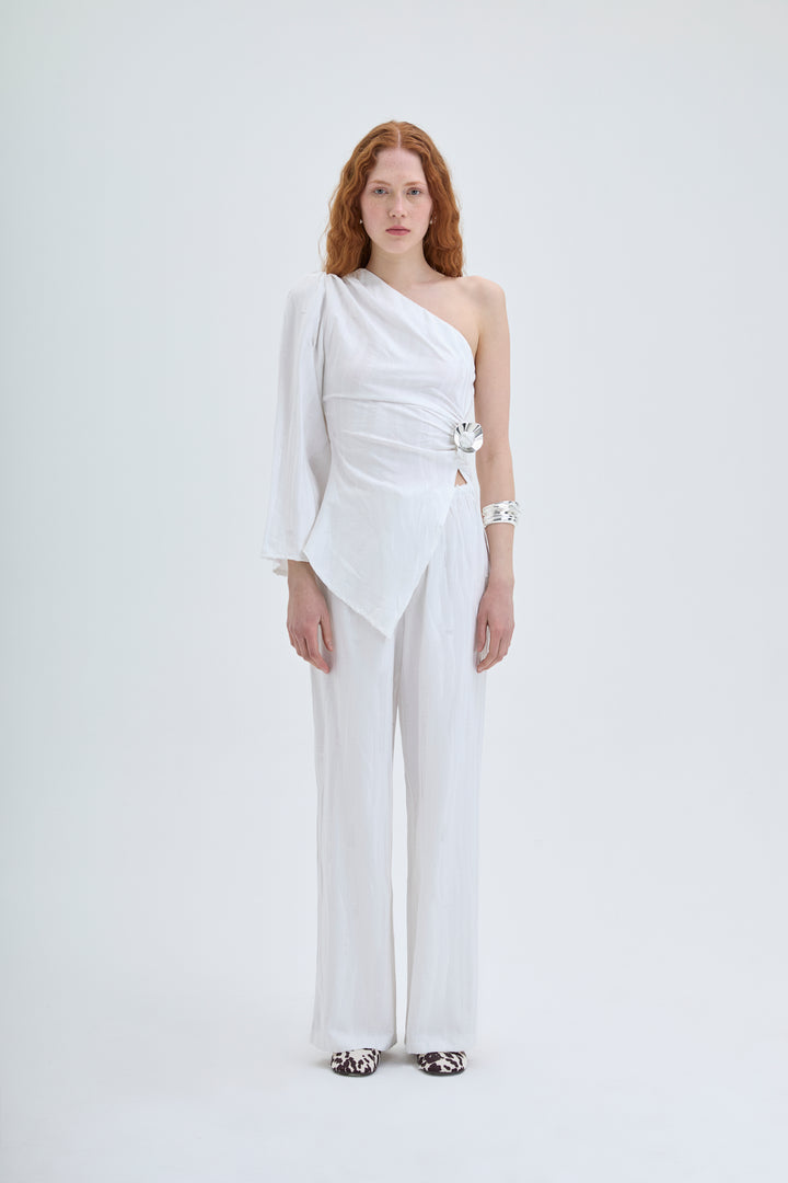 Toka Aksesuarlı Tek Omuz Asimetrik Bluz Ekru