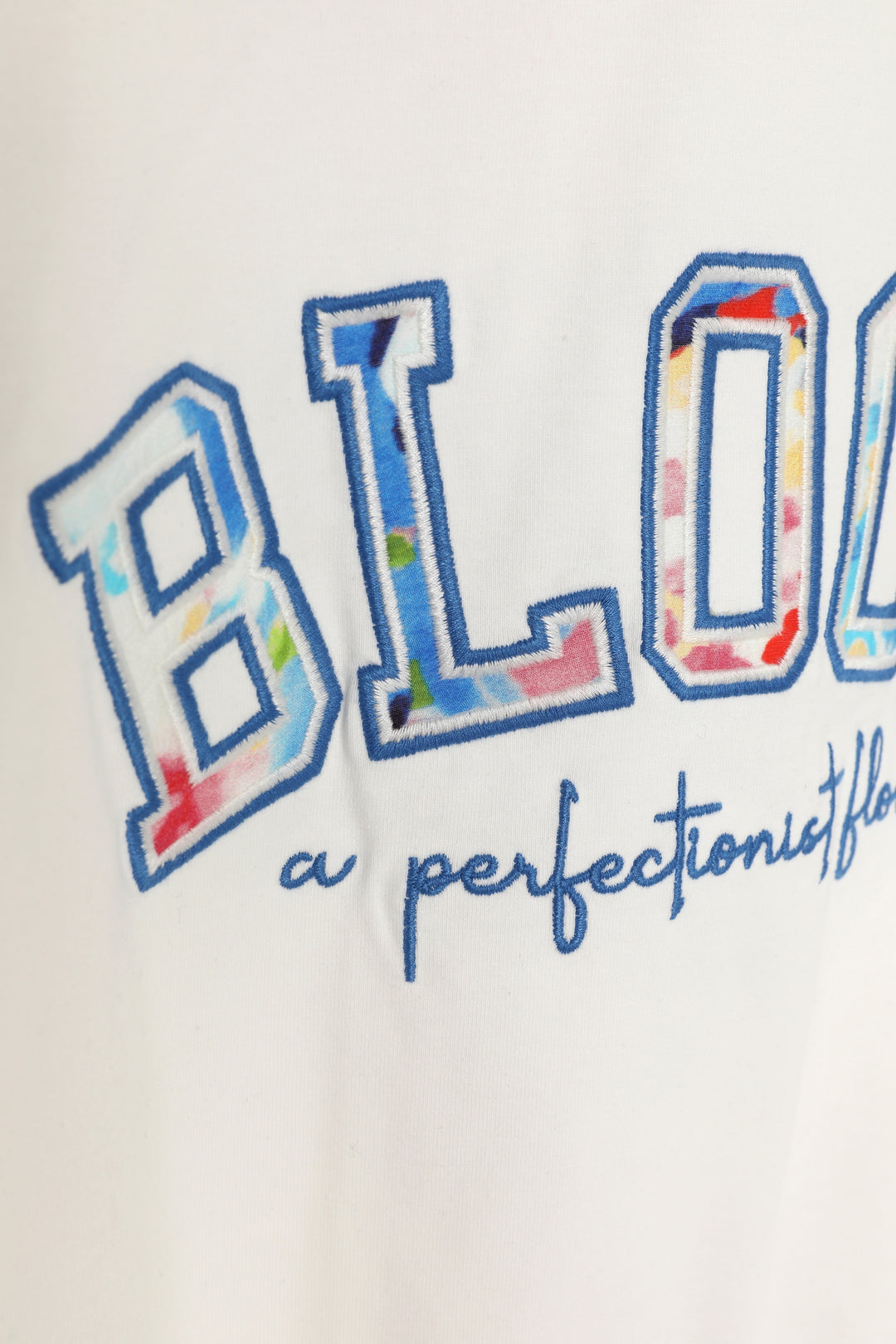 Nakış Yazılı Çiçek Desenli Crop Tişört Ekru