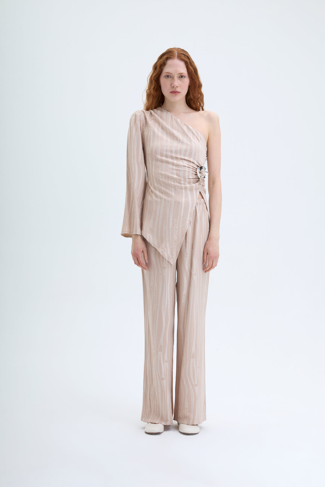 Toka Aksesuarlı Tek Omuz Asimetrik Bluz Bej