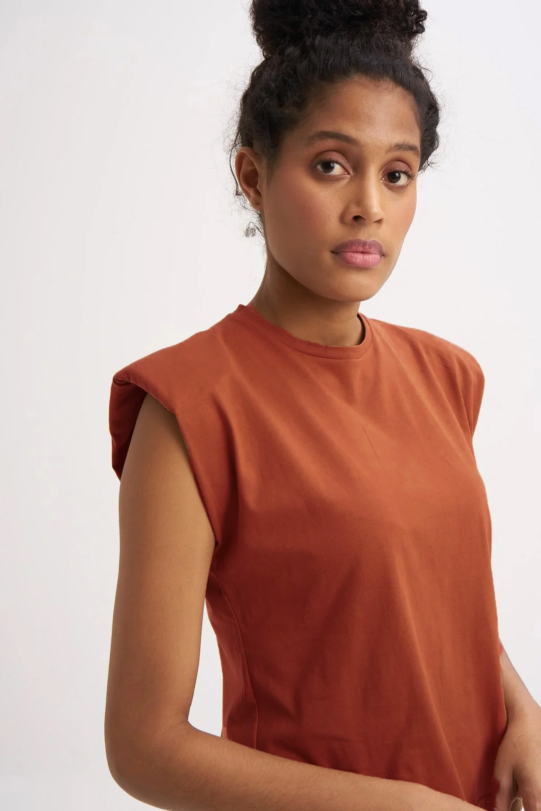 Padded Sleeveless Basic T-Shirt Brown