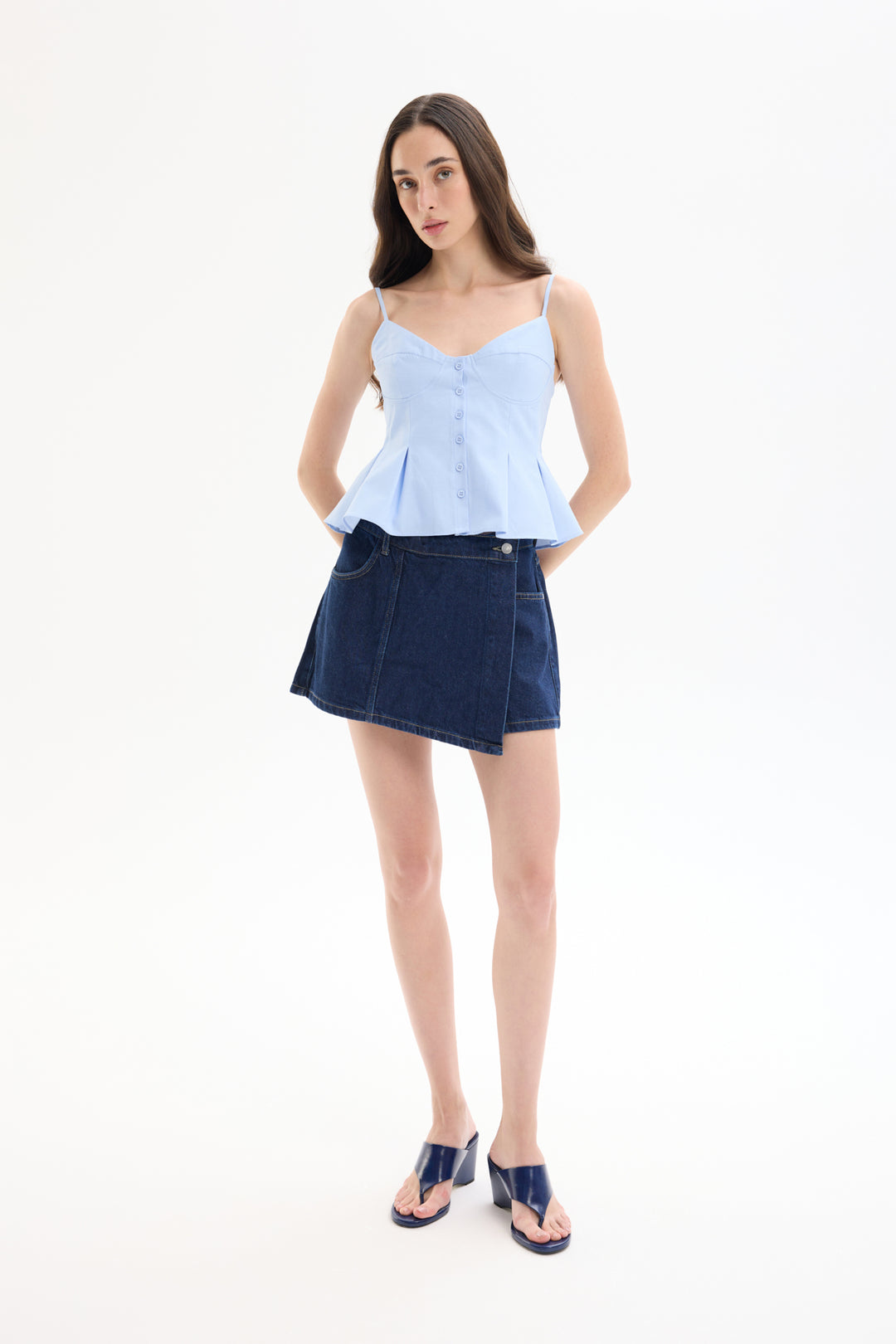 Pile Detaylı Düğmeli İnce Askılı Bluz Mavi