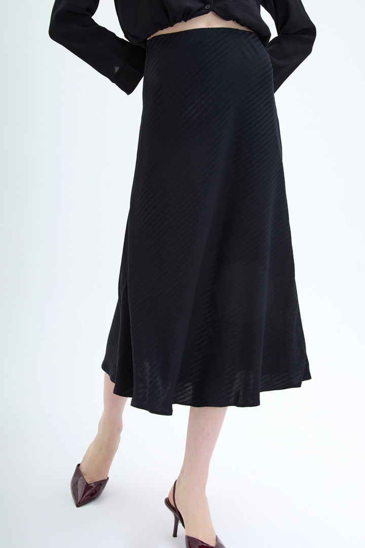Şerit Dokulu Saten Midi Etek Siyah