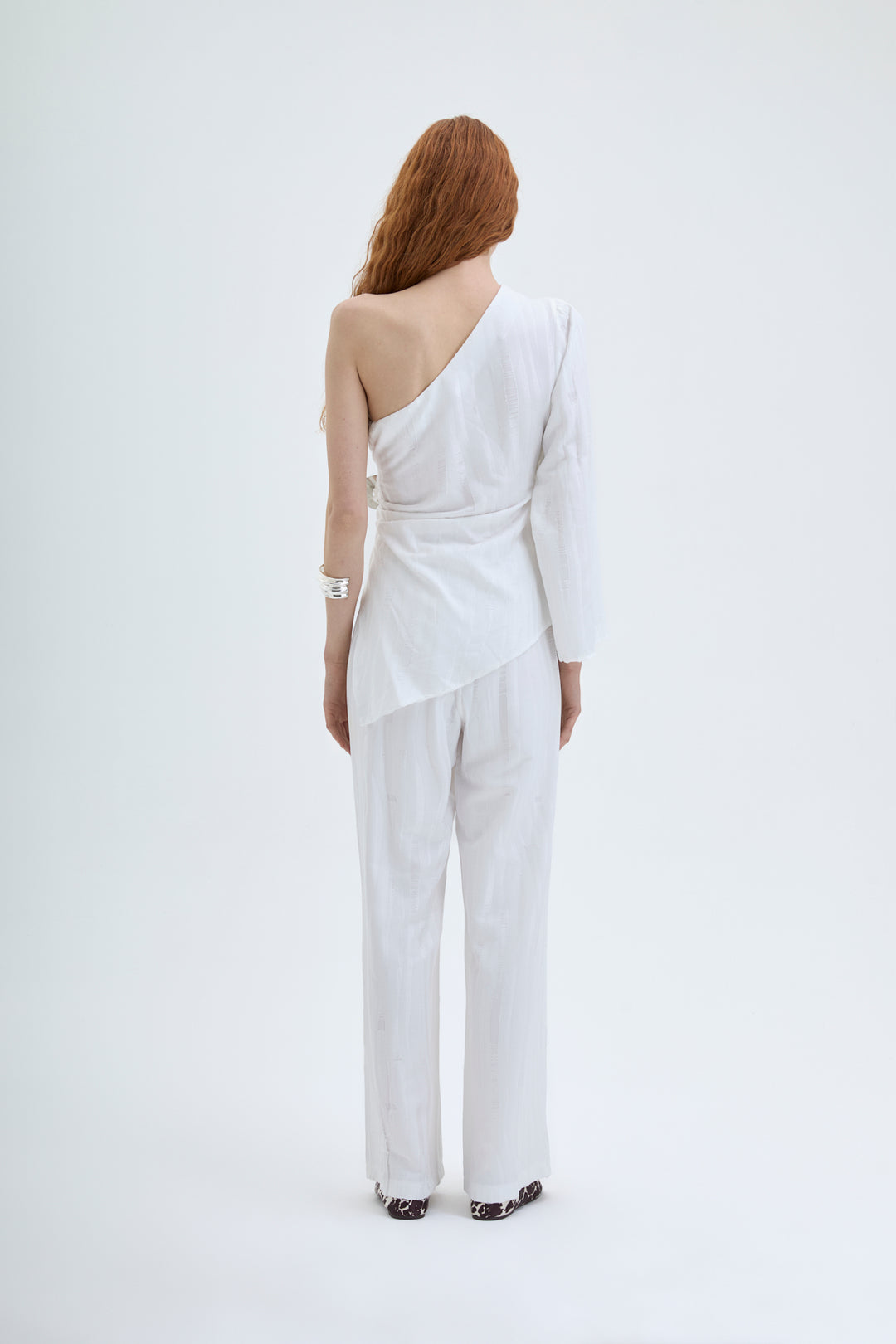 Toka Aksesuarlı Tek Omuz Asimetrik Bluz Ekru