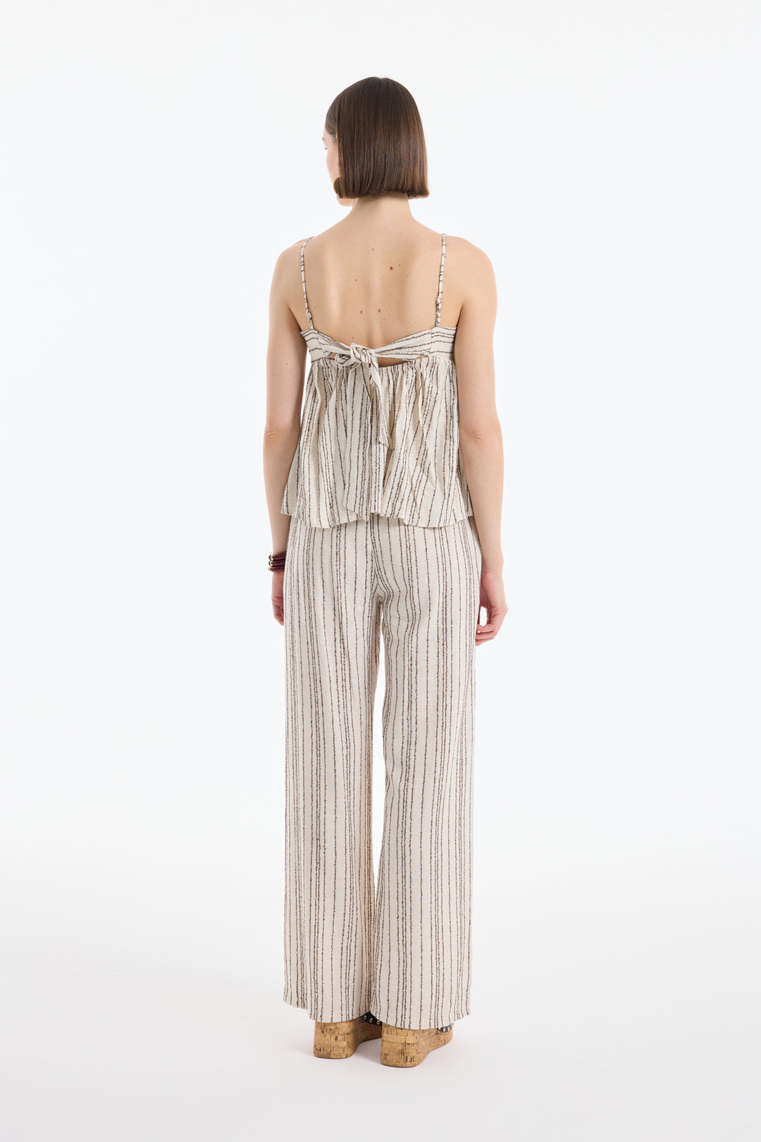 Sırtı Fiyonk Bağlamalı İnce Çizgili Keten Bluz Naturel