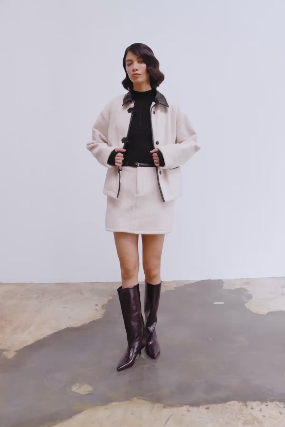 Deri Kemerli Peluş Mini Etek Bej