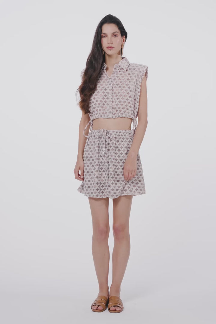 Önden Düğmeli Beli Lastikli Dokulu Mini Etek Kahverengi