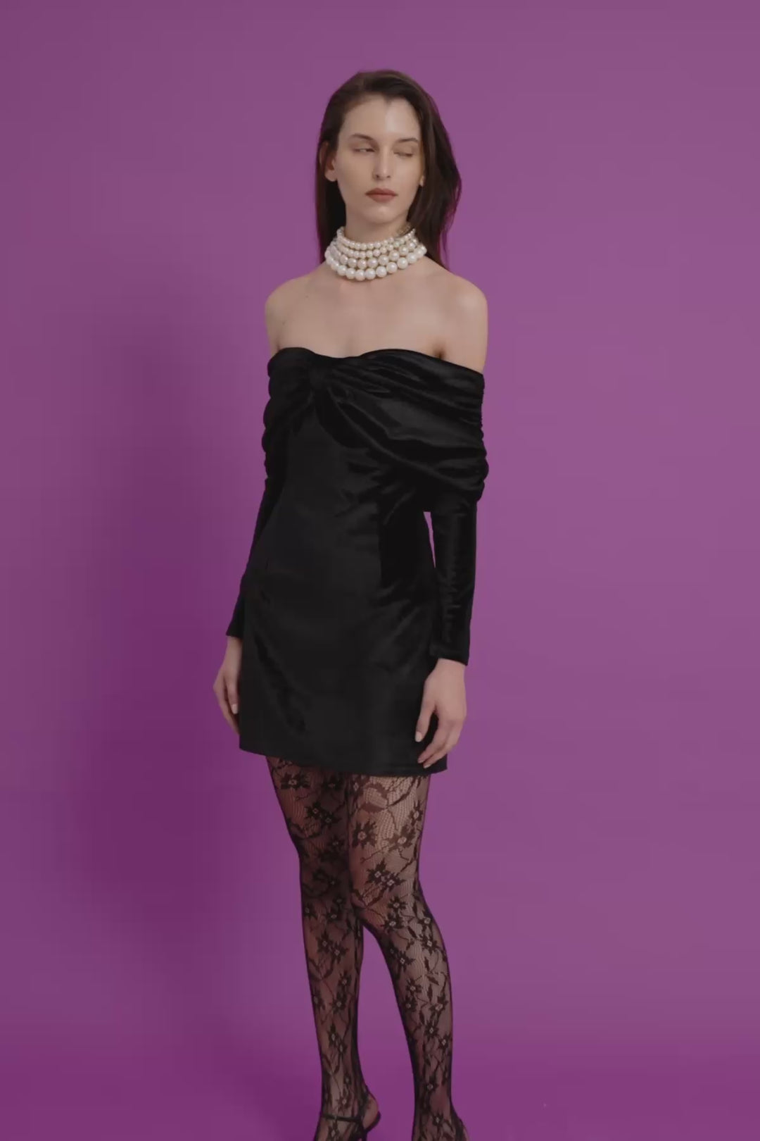 Kurdele Detaylı Kadife Mini Elbise Siyah