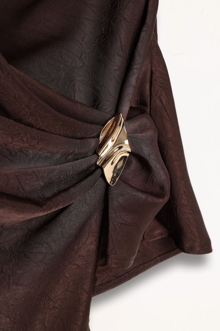 Asimetrik Drapeli Aksesuarlı Saten Bluz Kahverengi