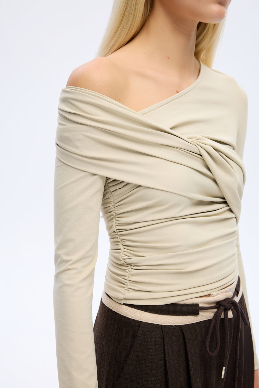 Drapeli Asimetrik Düğümlü Bluz Bej