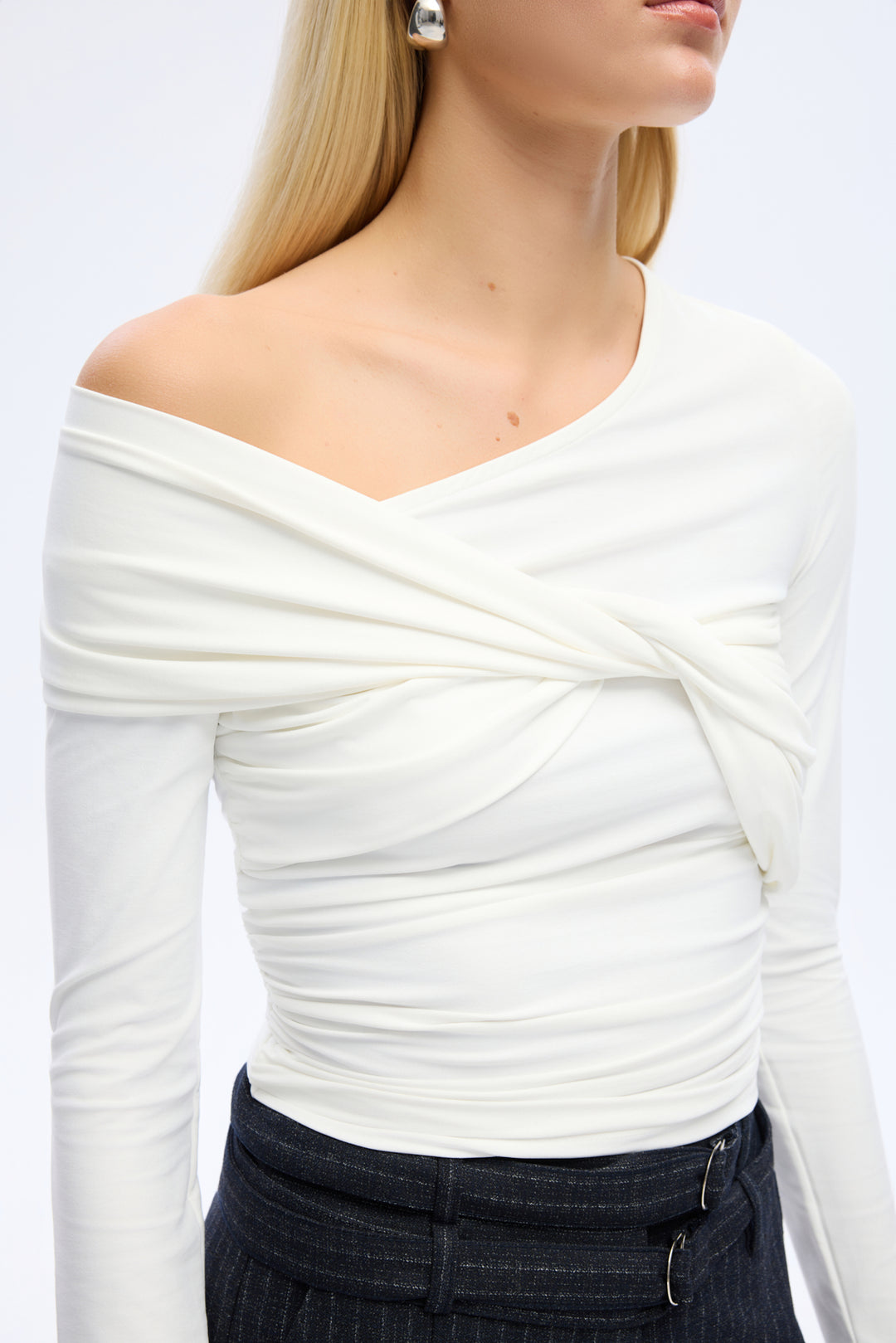 Drapeli Asimetrik Düğümlü Bluz Ekru