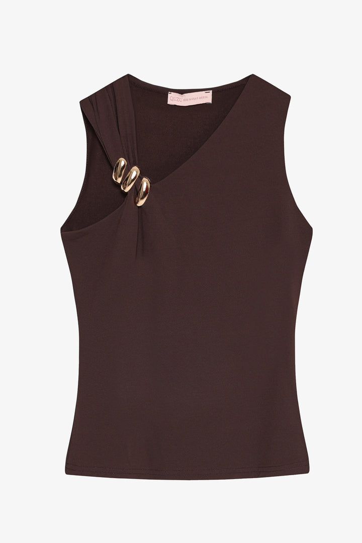 Asimetrik Yaka Metal Aksesuarlı Bluz Kahverengi