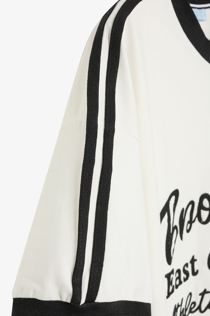 Brooklyn Nakışlı V Yaka Oversize Tişört Ekru