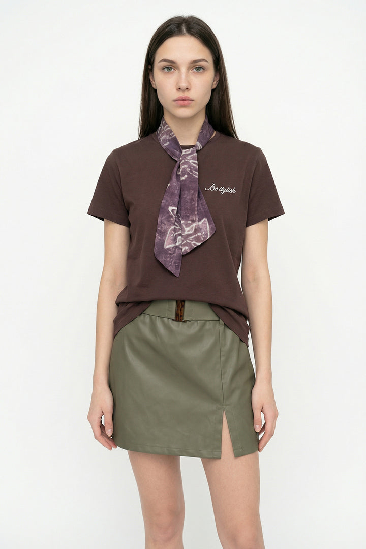 Fularlı Yazı Nakışlı Oversize Tişört Kahverengi