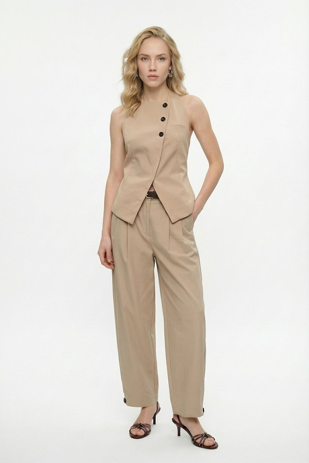 Sırtı Açık Asimetrik Düğmeli Yelek Bej