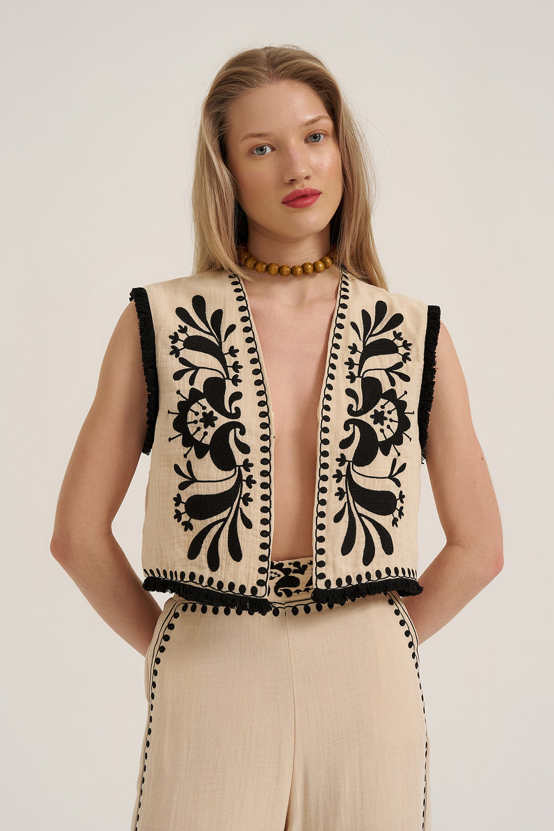 Püskül Detaylı Nakışlı Yelek Bej
