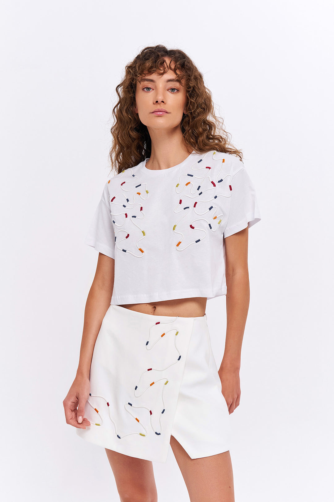 Renkli Nakış Detaylı Crop Tişört Beyaz