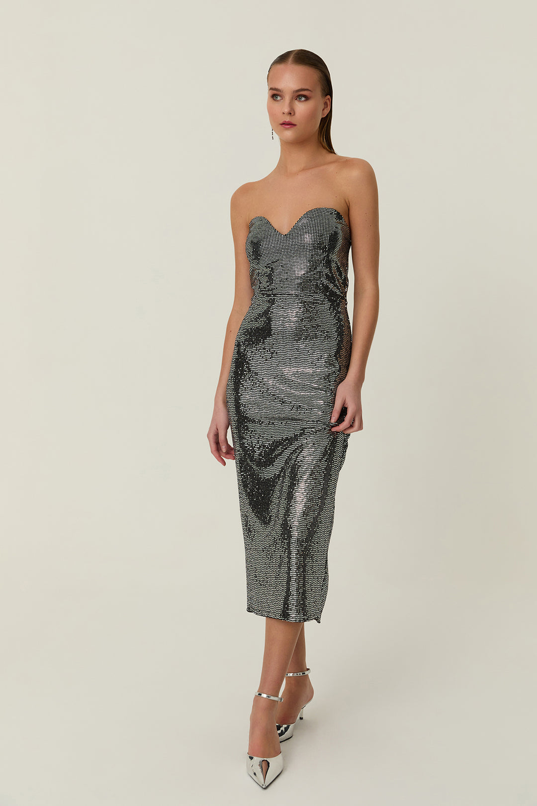 Arkadan Yırtmaçlı Parıltılı Straplez Elbise Gümüş