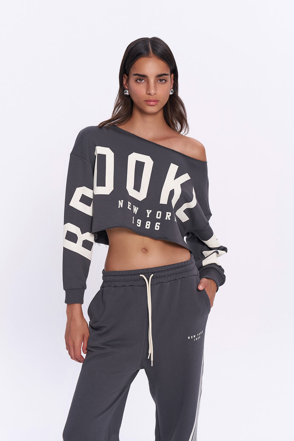 Kesik Detaylı Baskılı Crop Sweatshirt Koyu Gri