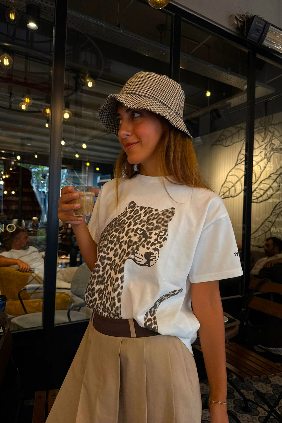 Kolu Yazılı Leopar Desenli Tişört Ekru
