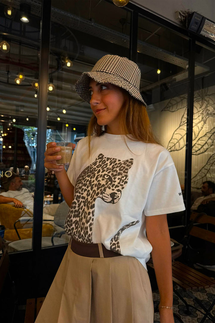 Kolu Yazılı Leopar Desenli Tişört Ekru