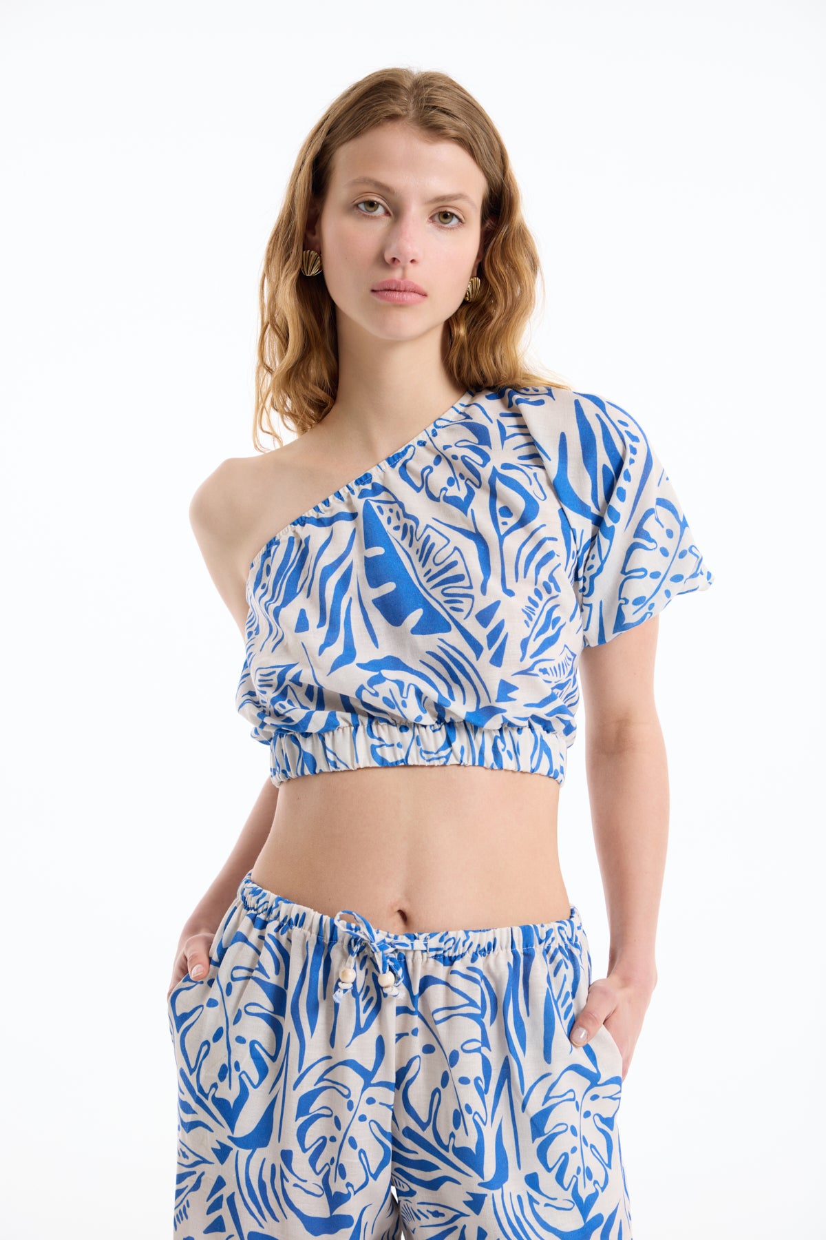 Tropik Desenli Tek Omuz Crop Bluz Mavi