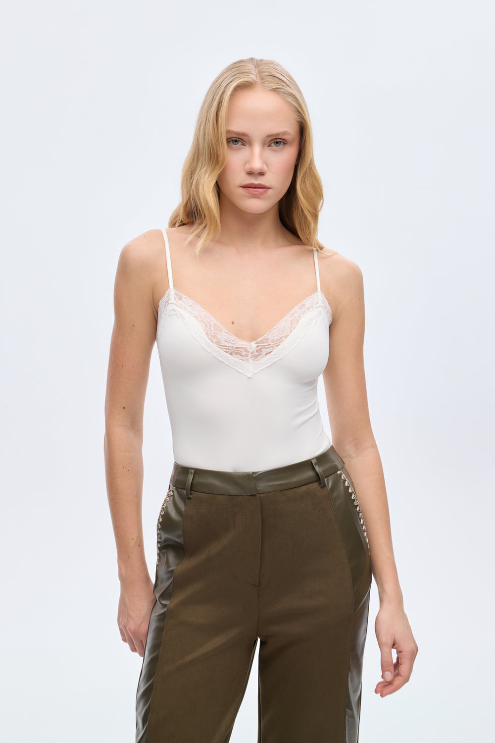 Dantel Yaka Askılı Bodysuit Ekru