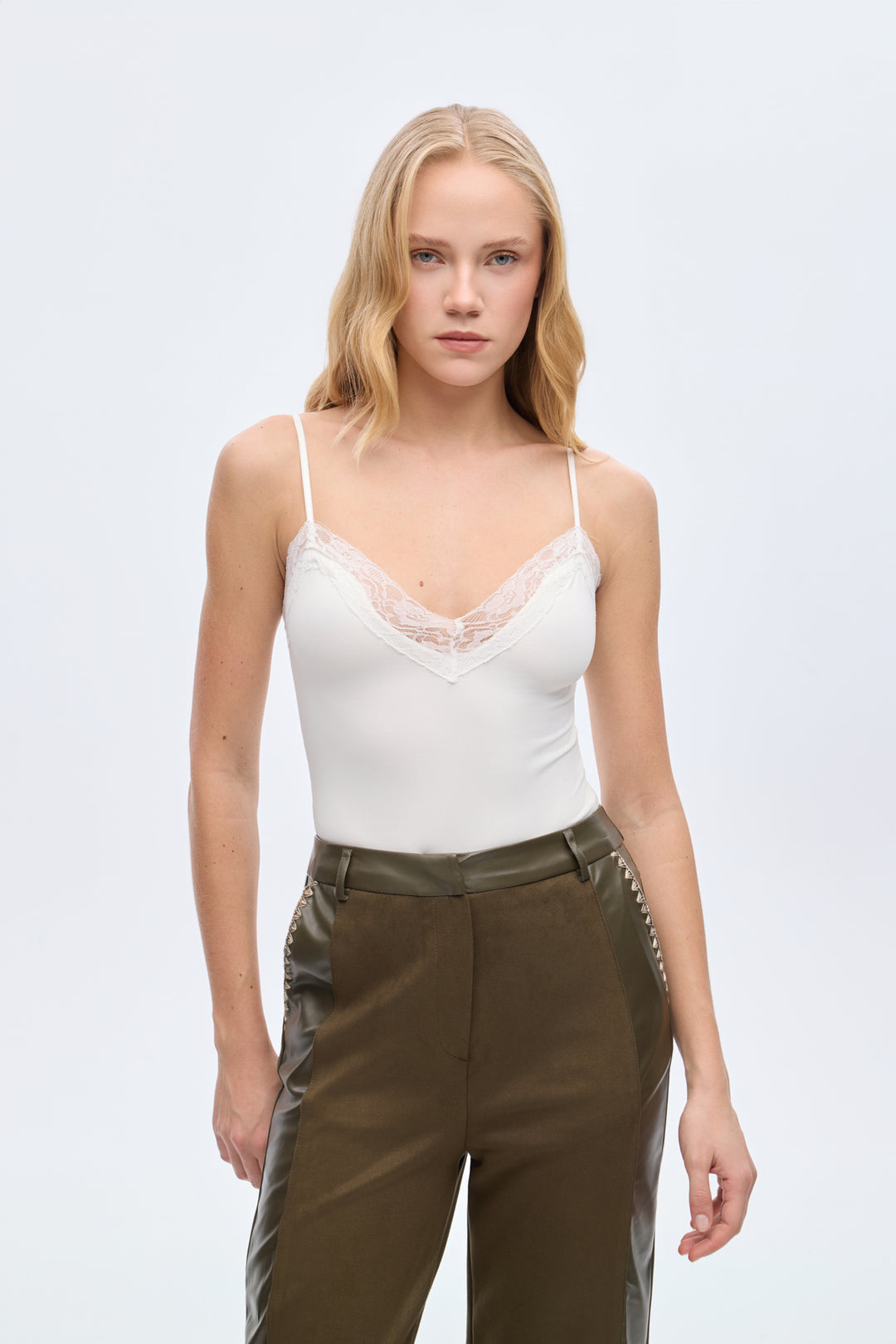 Dantel Yaka Askılı Bodysuit Ekru