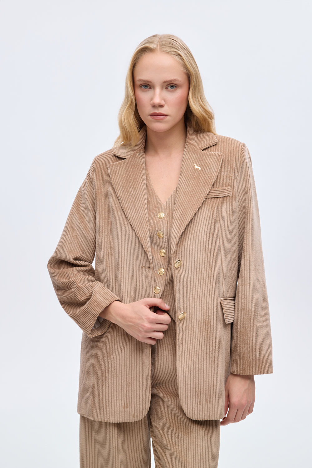 Broş Aksesuarlı Kadife Blazer Ceket Camel