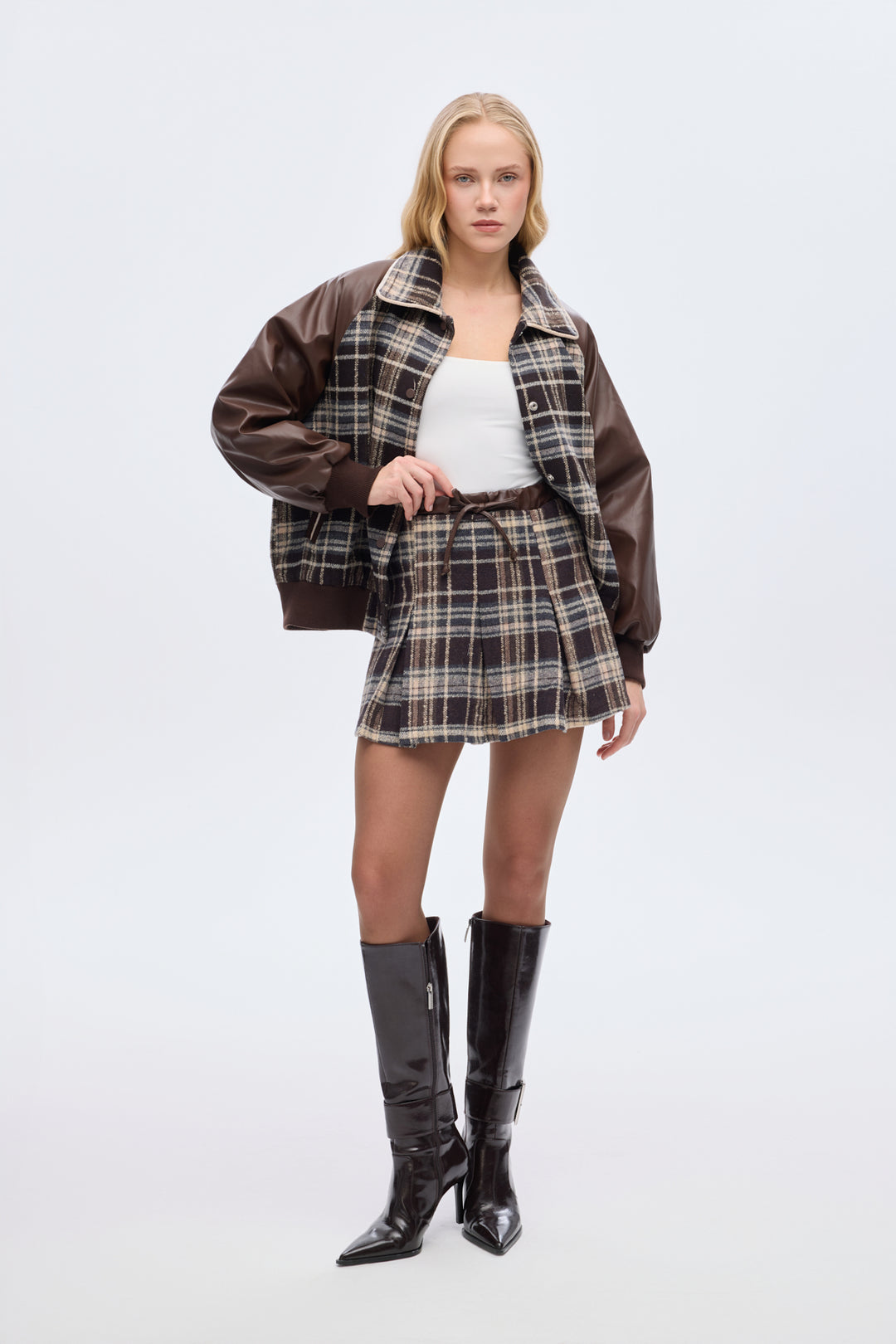 Deri Garnili Ekose Pileli Mini Etek Kahverengi