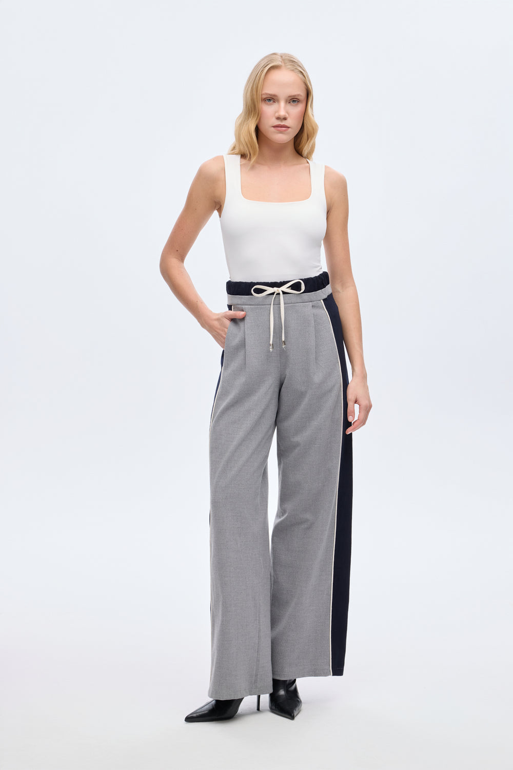 Şerit Garnili Bağcıklı Bol Paça Pantolon Gri