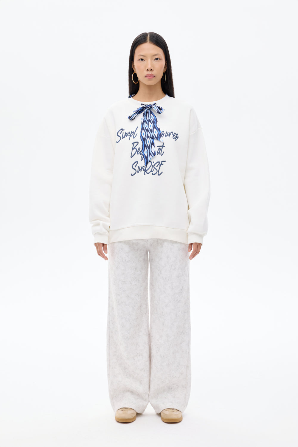Fularlı Yazı Nakışlı Oversize Sweatshirt Ekru