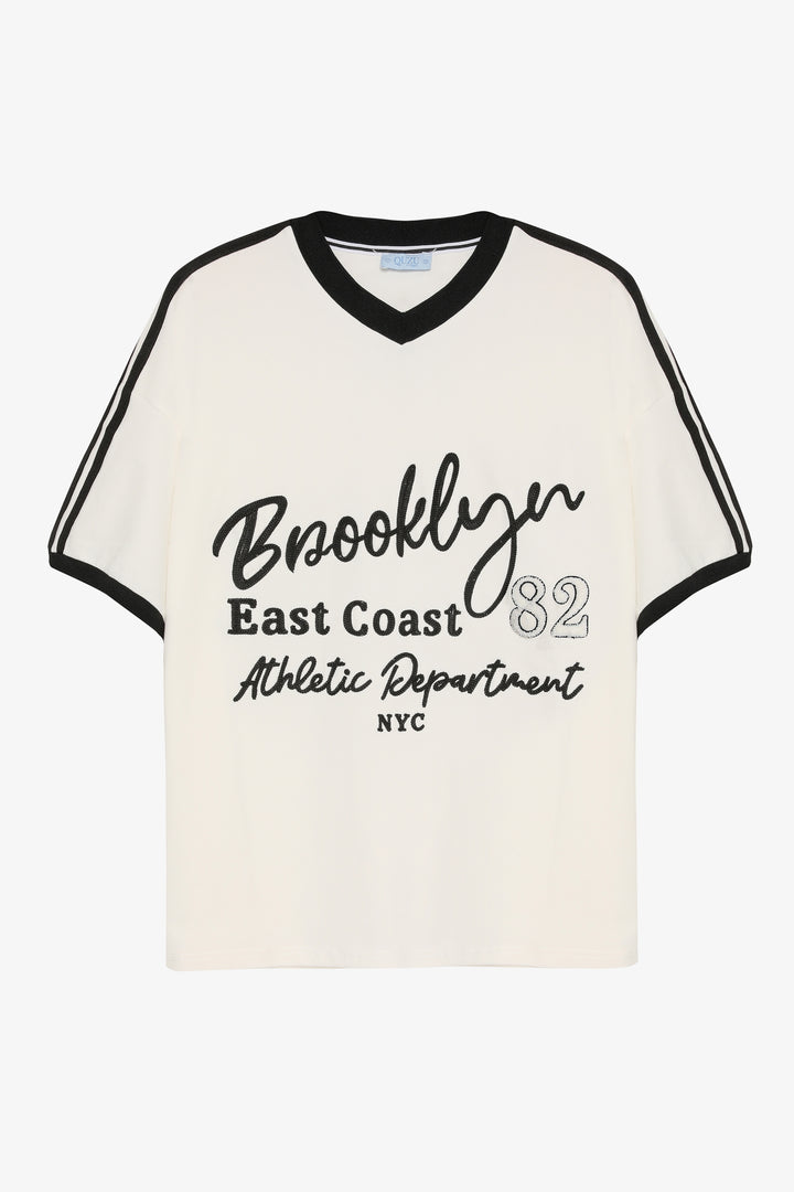Brooklyn Nakışlı V Yaka Oversize Tişört Ekru