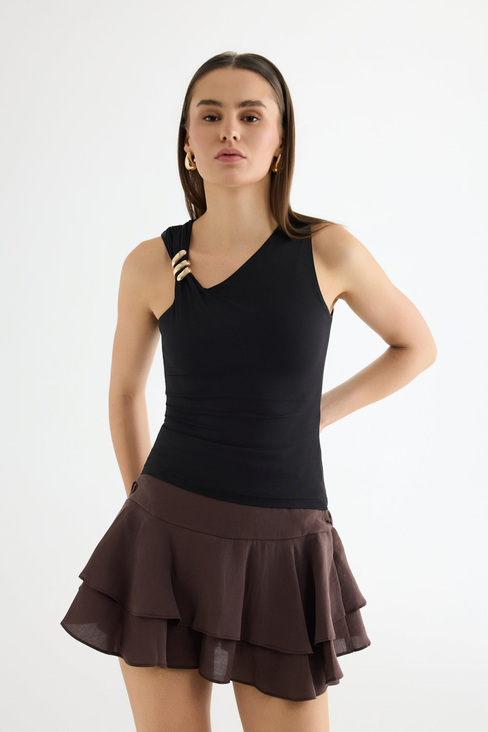 Asimetrik Yaka Metal Aksesuarlı Bluz Siyah