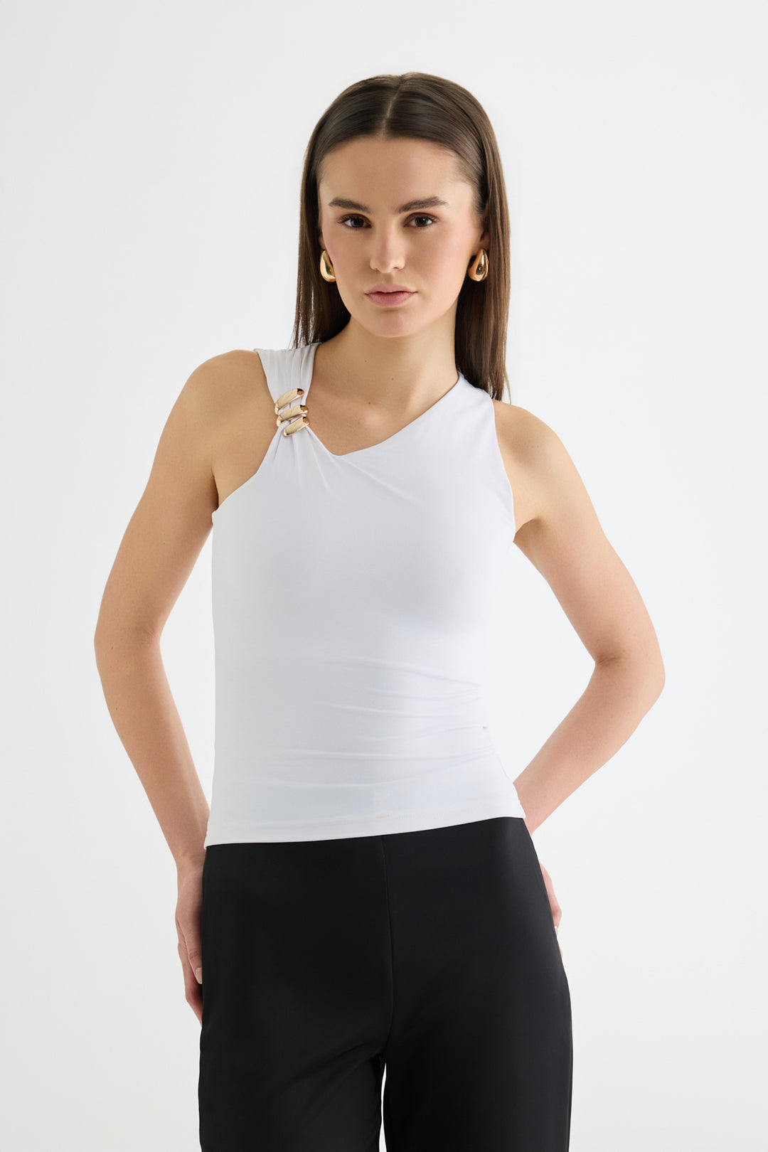 Asimetrik Yaka Metal Aksesuarlı Bluz Ekru