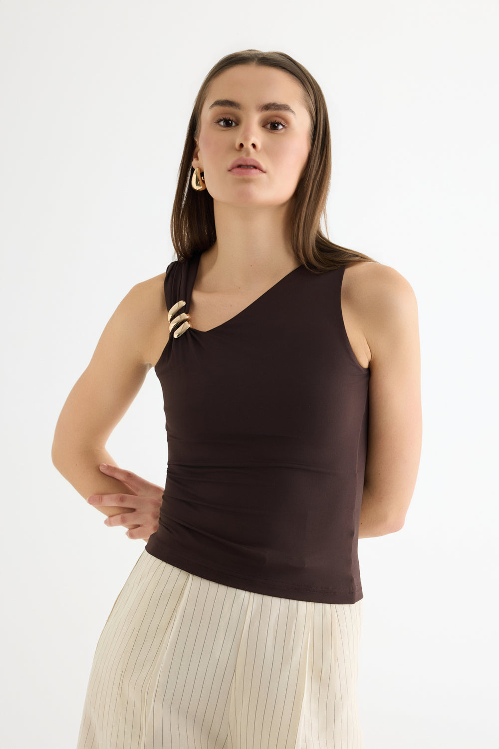 Asimetrik Yaka Metal Aksesuarlı Bluz Kahverengi