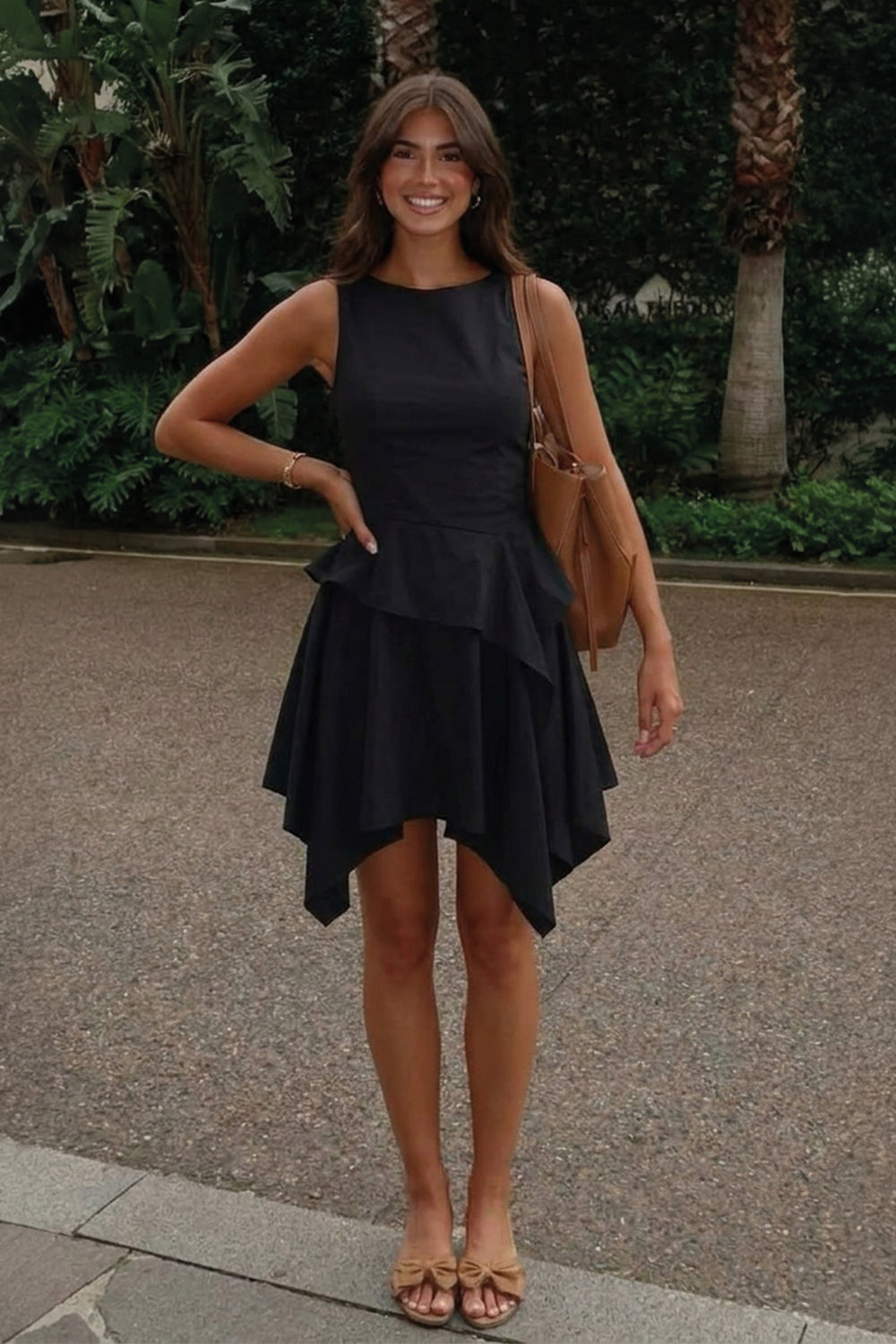 Asimetrik Volanlı Kolsuz Mini Elbise Siyah