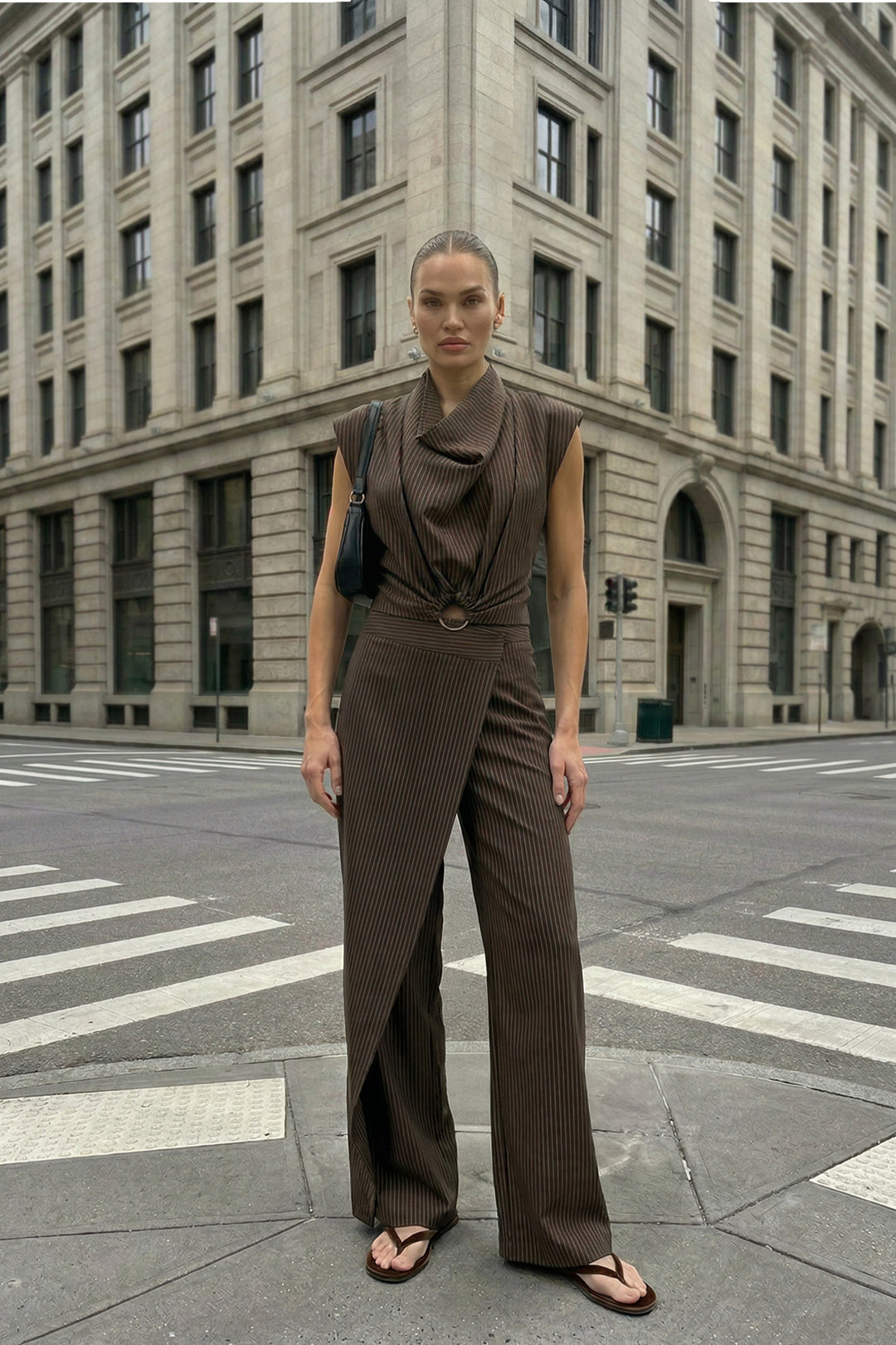 Kruvaze Kapamalı Çizgili Pantolon Kahverengi