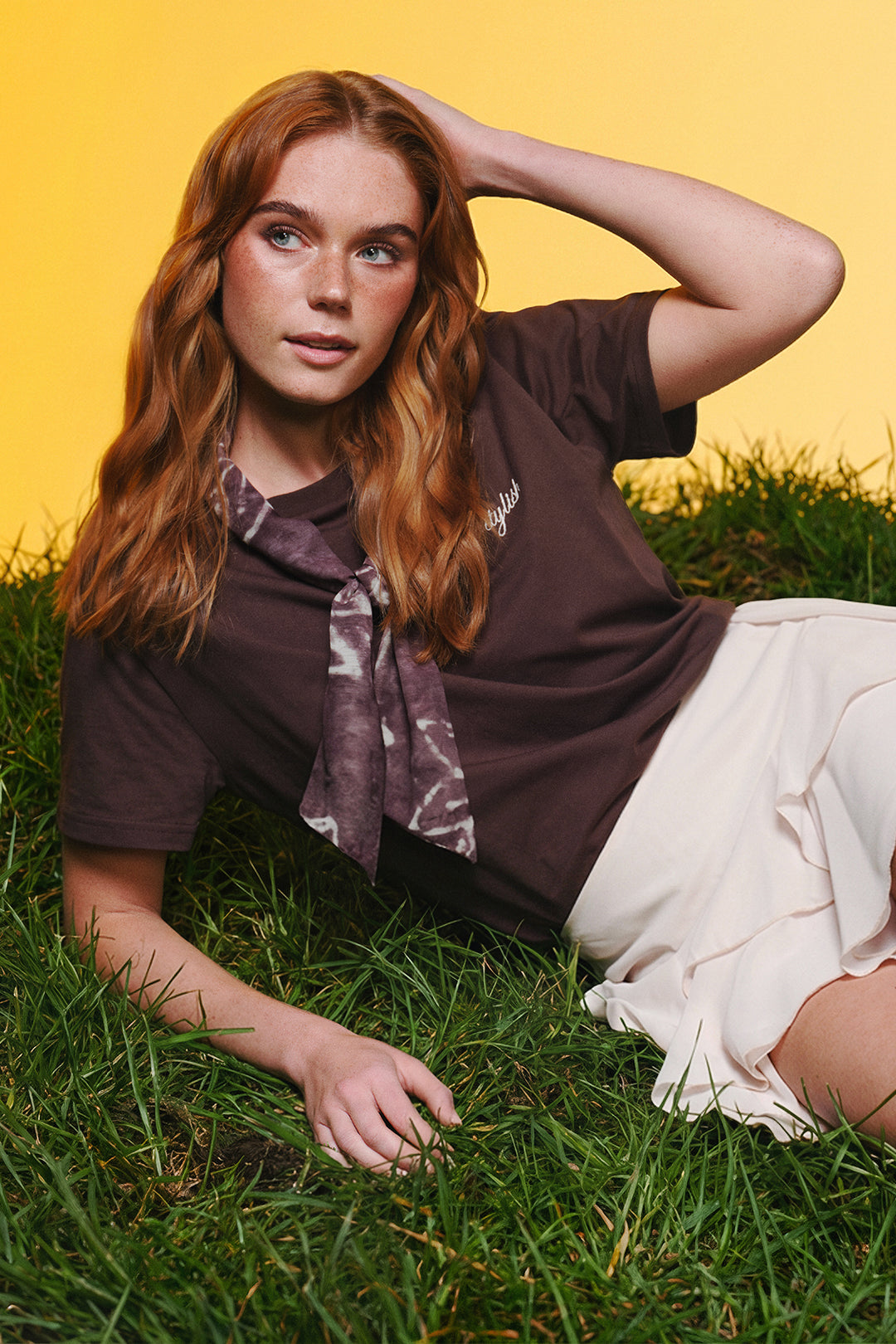 Fularlı Yazı Nakışlı Oversize Tişört Kahverengi