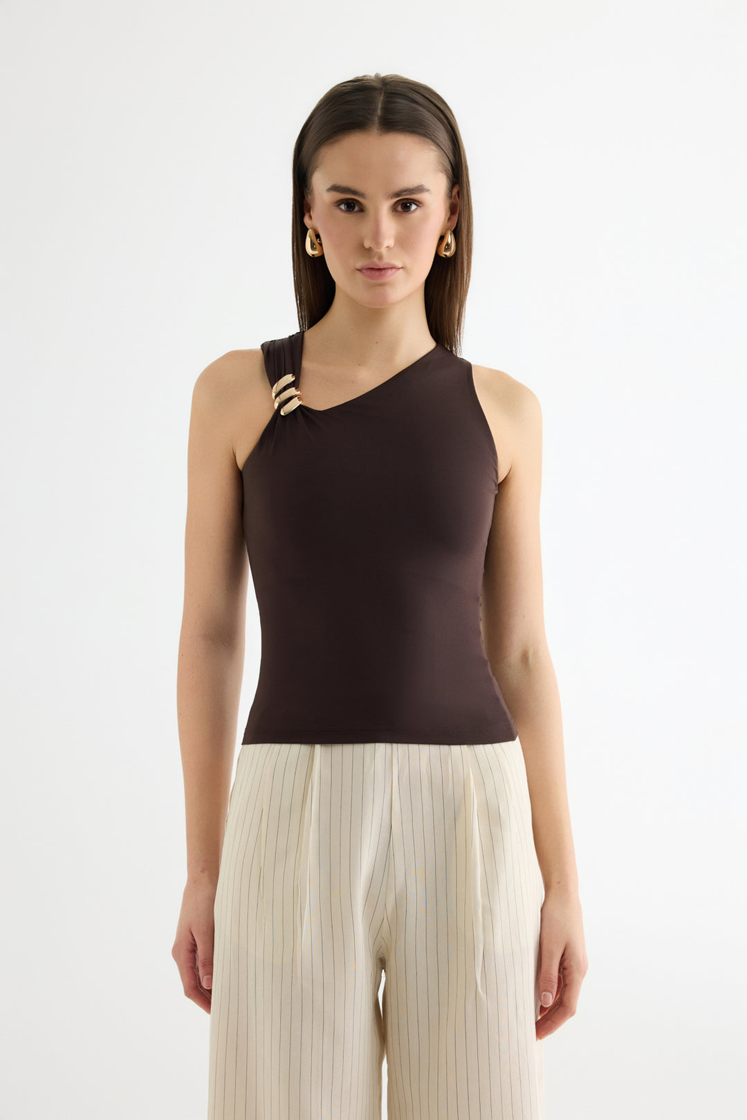 Asimetrik Yaka Metal Aksesuarlı Bluz Kahverengi