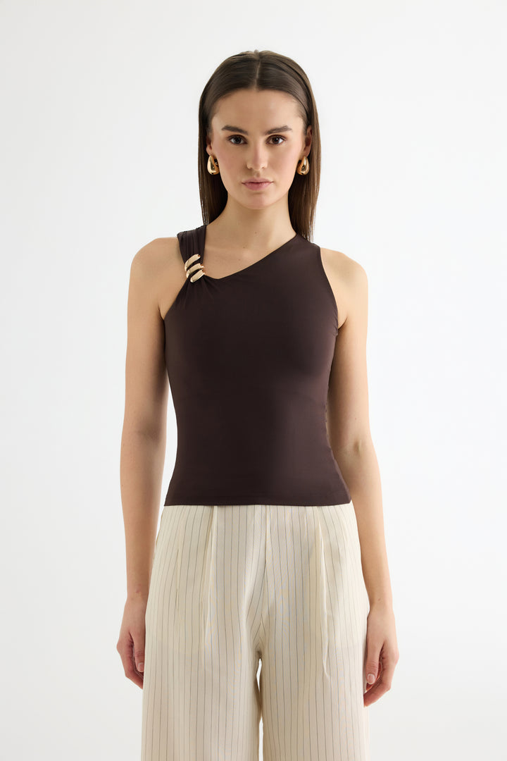 Asimetrik Yaka Metal Aksesuarlı Bluz Kahverengi