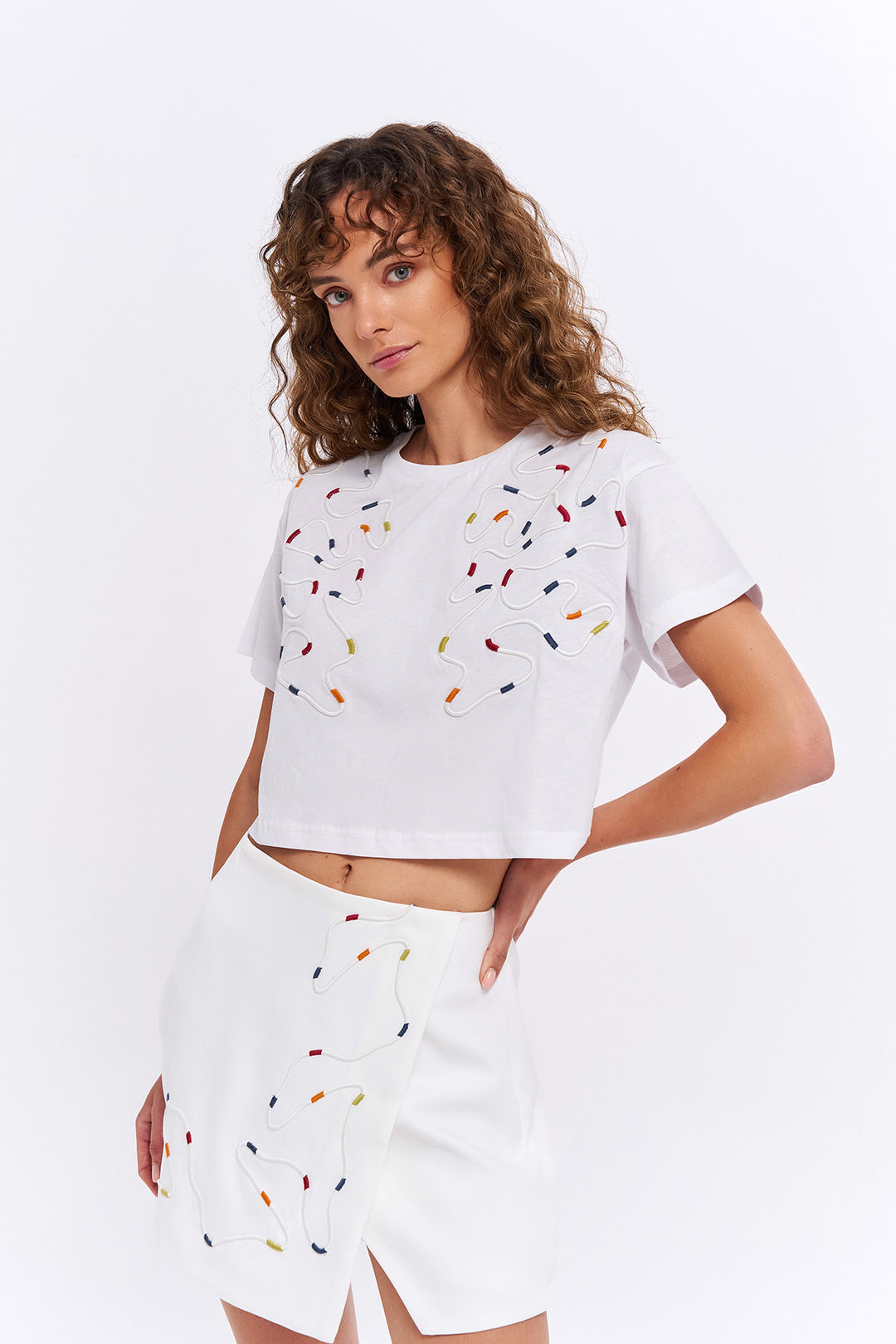 Renkli Nakış Detaylı Crop Tişört Beyaz